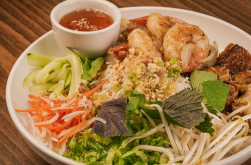 Noodles, shrimp, salad, sauce